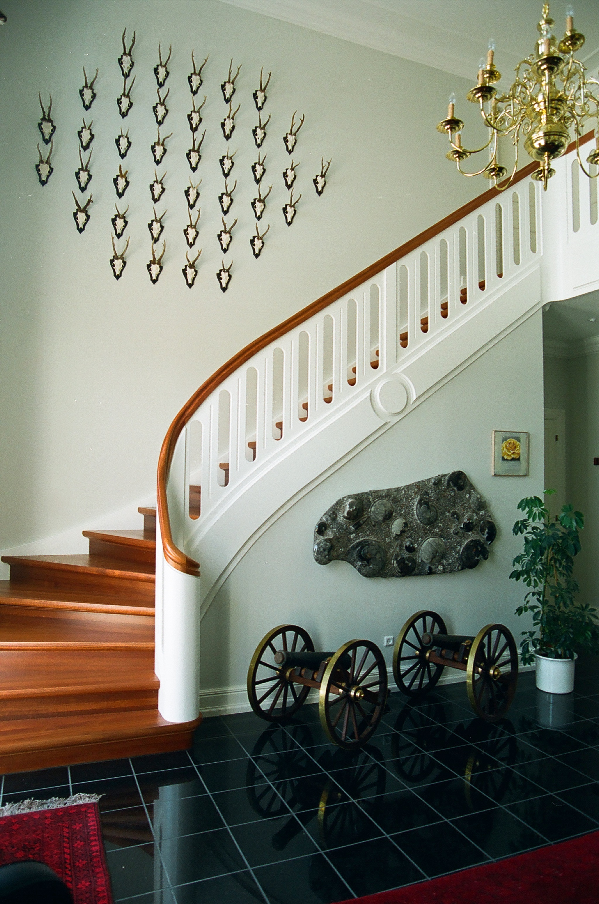 08 Kvartsvingstrappe med buet hovedstykke