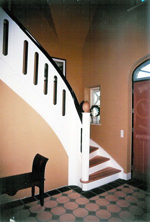 10 Kvartsvingstrappe med buet hovedstykke