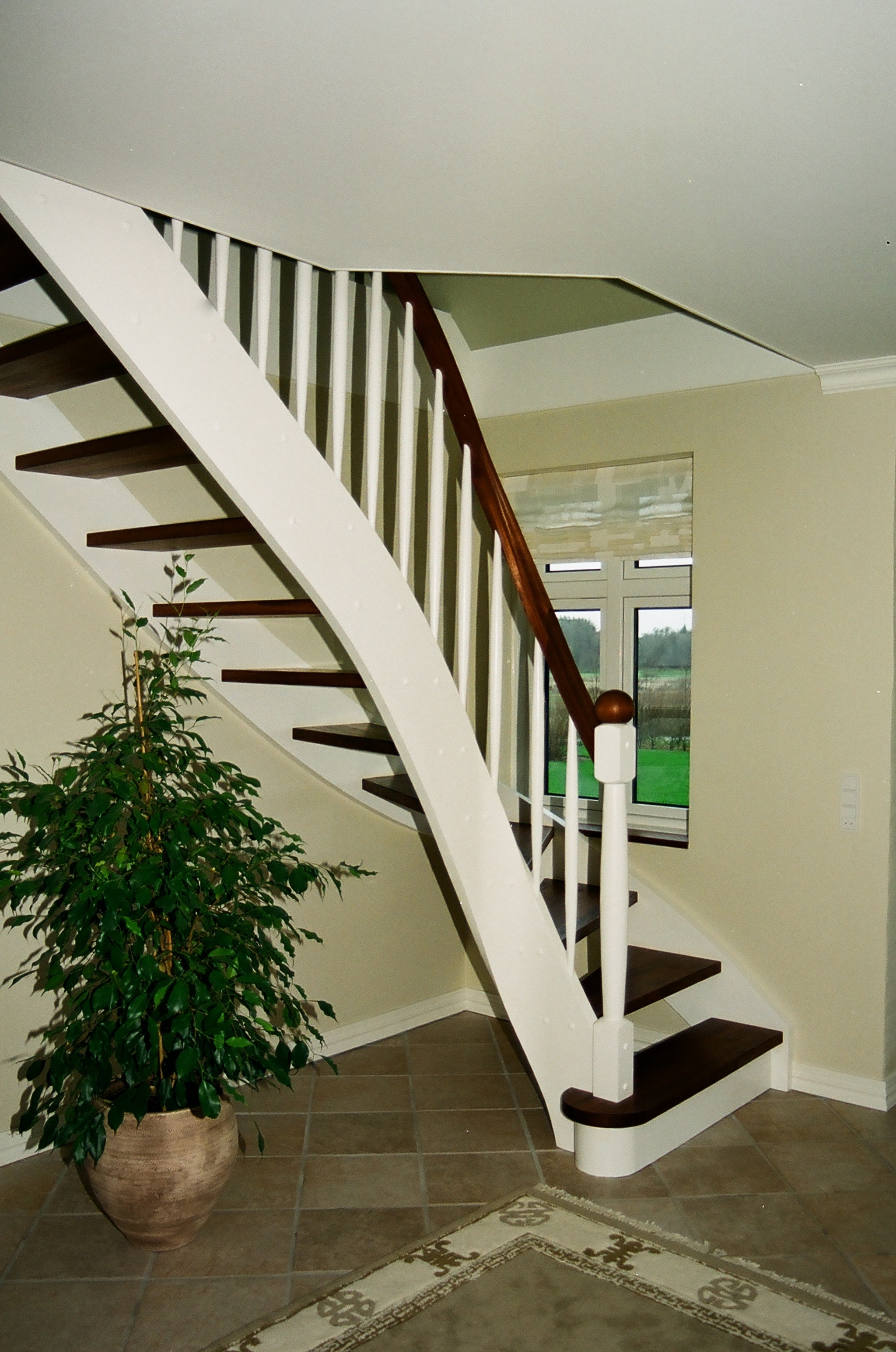 13 Kvartsvingstrappe med buet hovedstykke