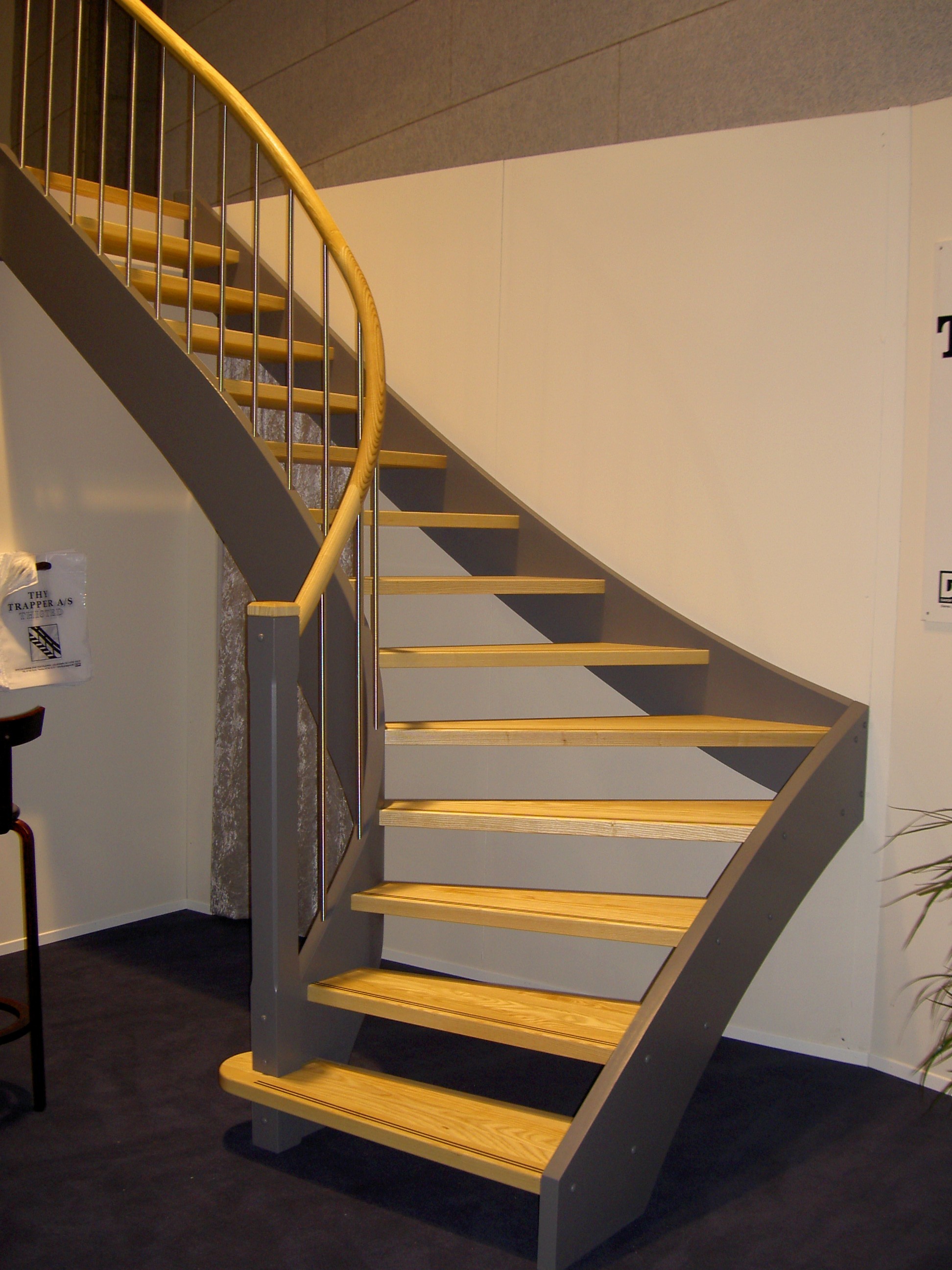 24 Kvartsvingstrappe med buet hovedstykke