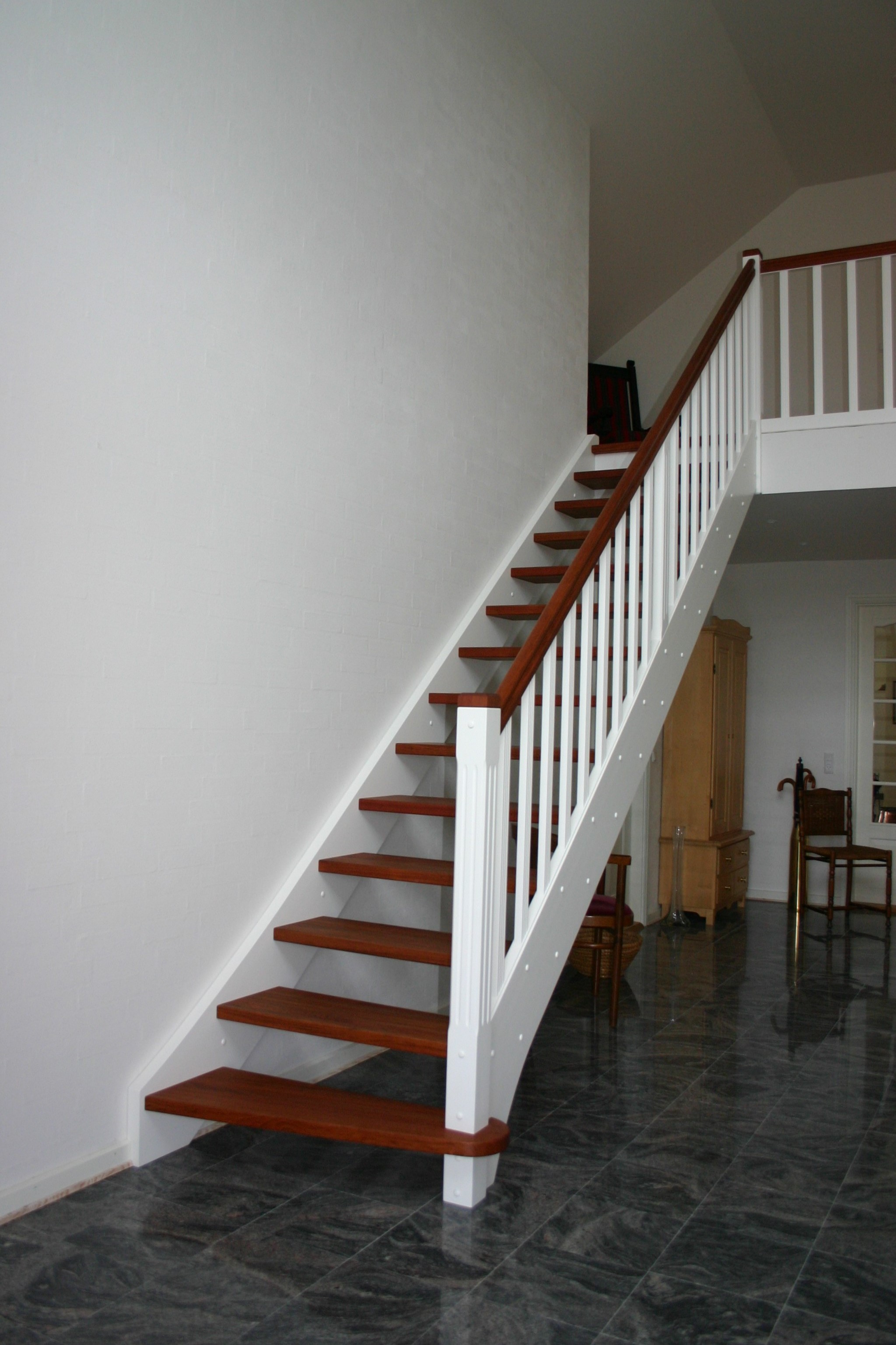 ligeloebstrappe-tt21-med-to-skaeve-trin-i-start-10.JPG