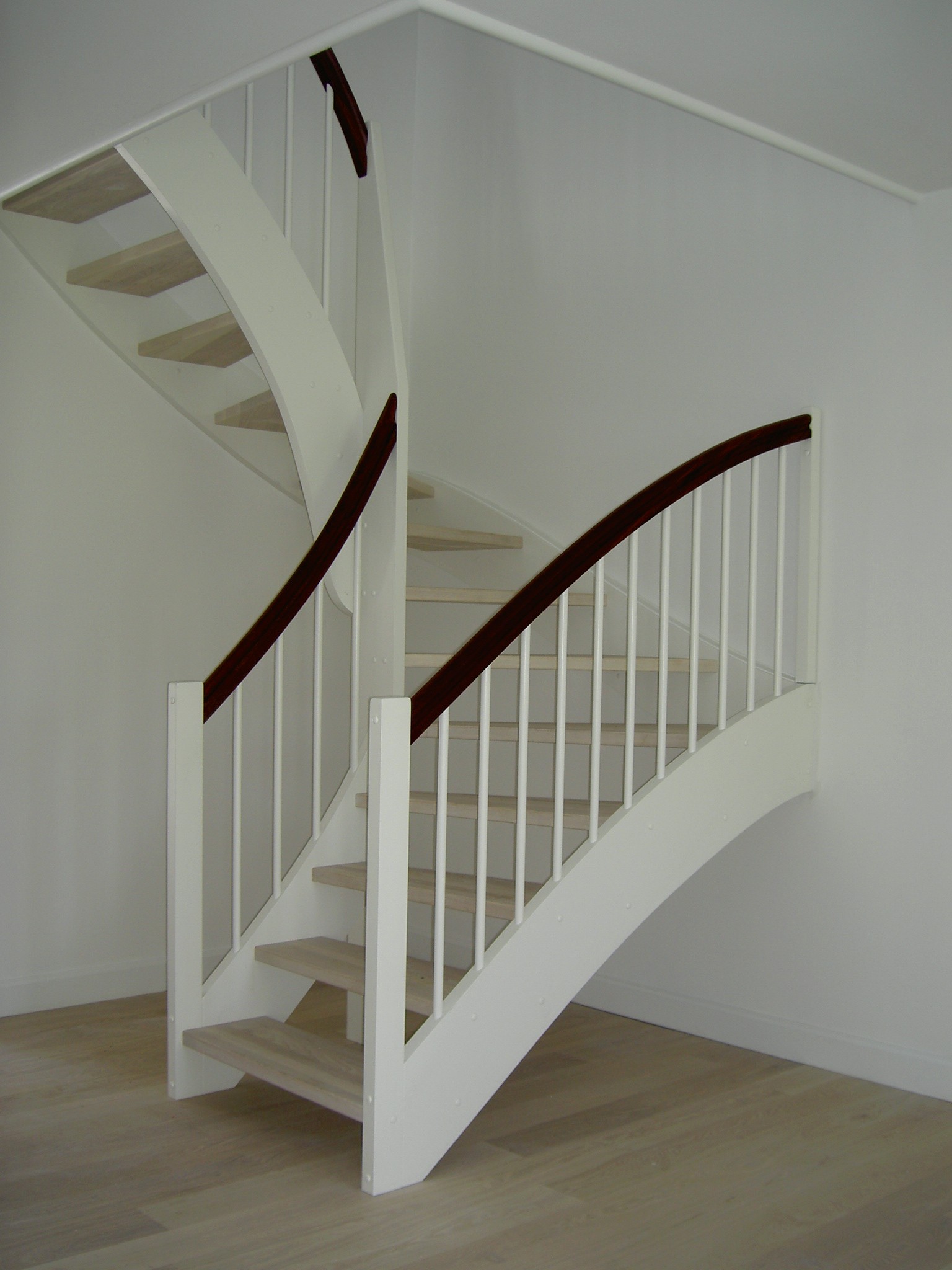 34 Halvsvingstrappe med mægler