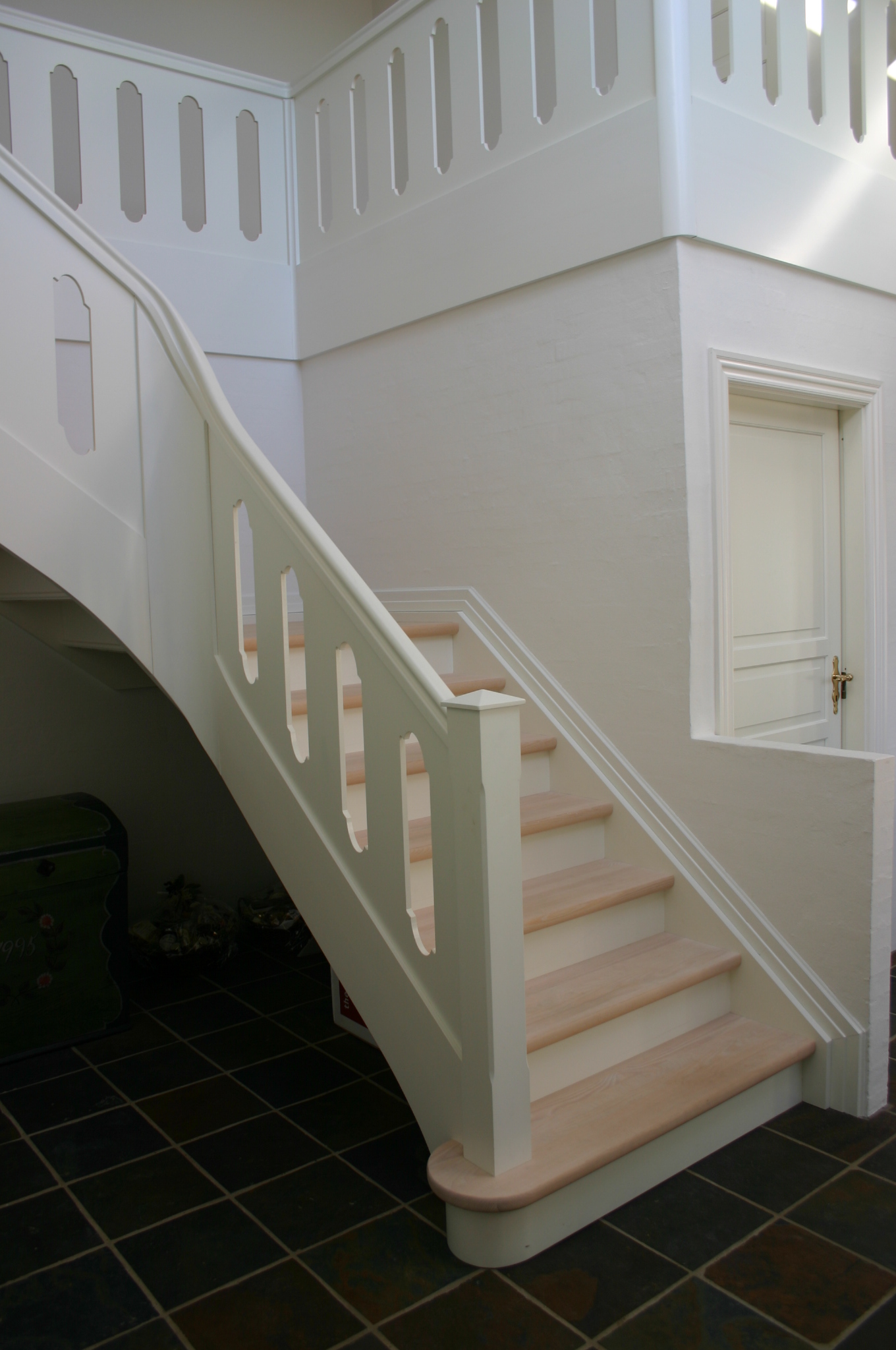 37 Kvartsvings reposetrappe med buet hovedstykke