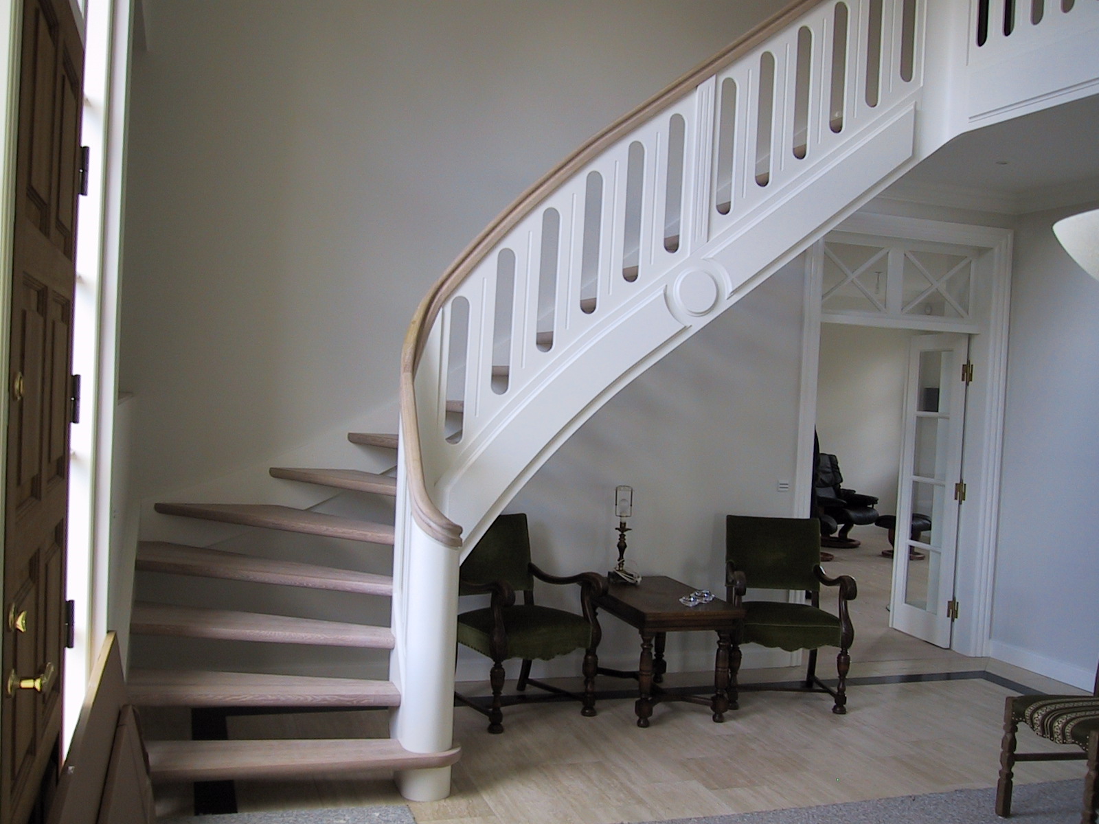 49 Kvartsvingstrappe med buet hovedstykke