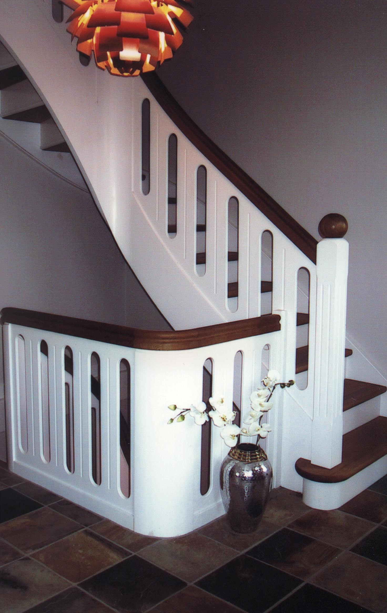 56 Kvartsvingstrappe med buet hovedstykke