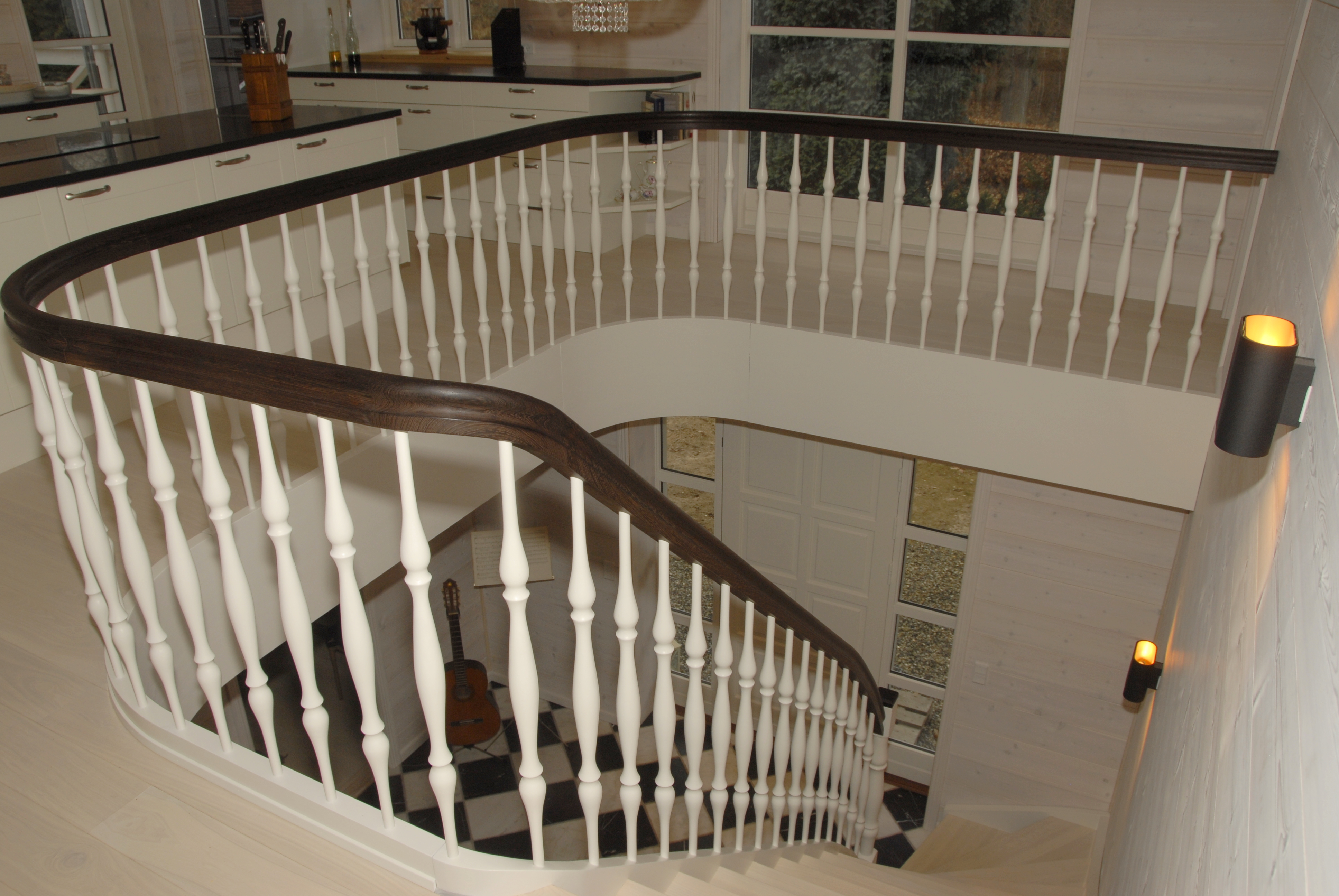 kvartsvingstrappe-tt28-med-buet-hovedstykke-ved-balkon-2.jpg