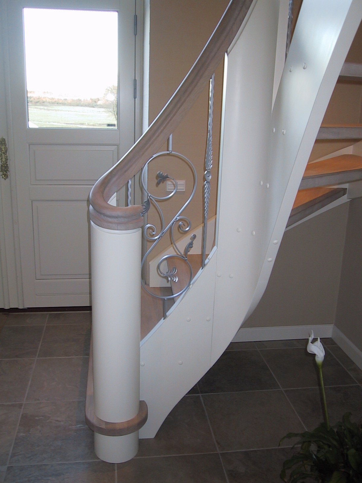 66 Kvartsvingstrappe med buet hovedstykke