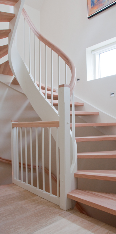 77 Halvsvingstrappe med buet hovedstykke