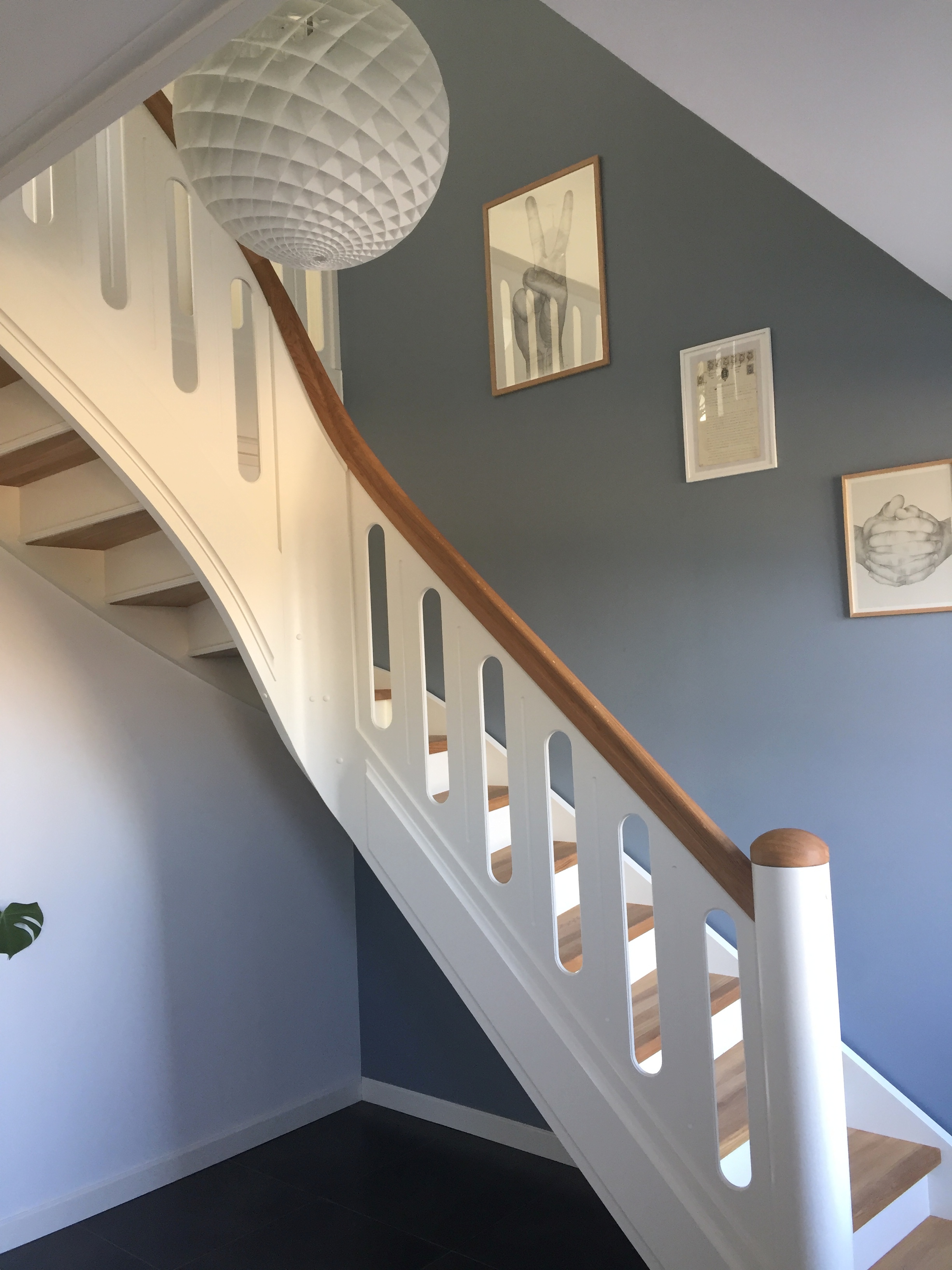 91 Kvartsvingstrappe med buet hovedstykke