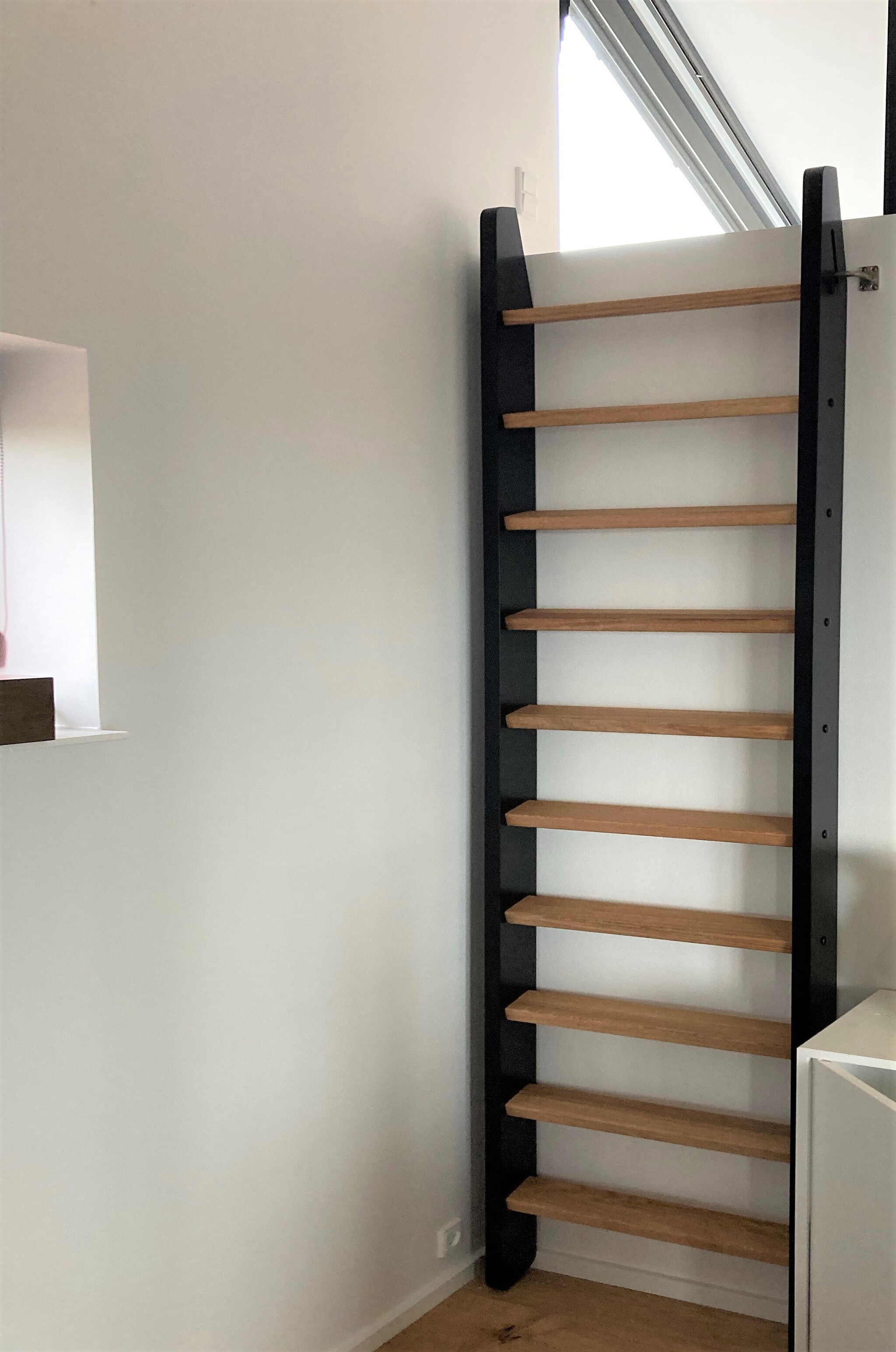 109 Hemsestige med beslag.