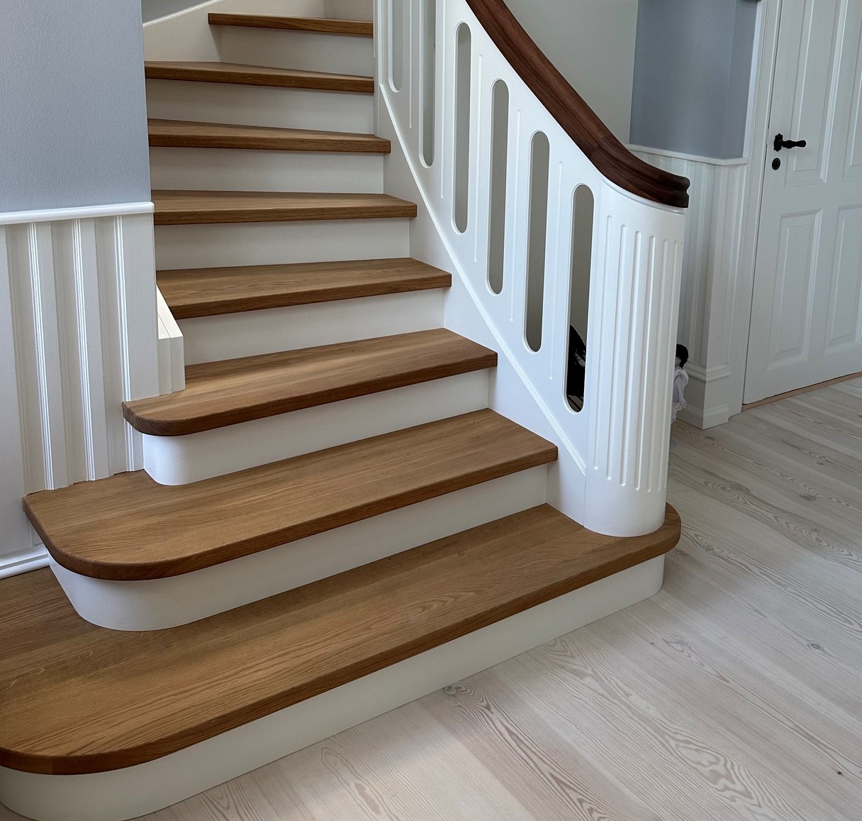 127 Halvsvingstrappe med buet hovedstykke